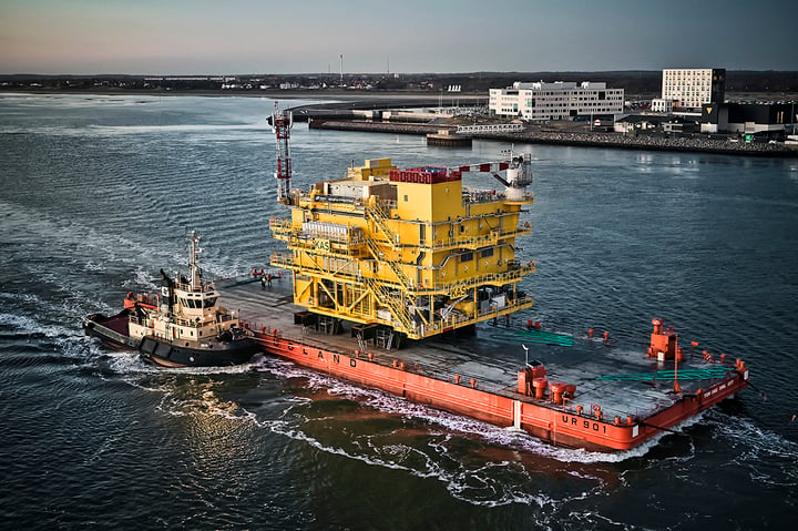 Kaskasi offshore substation during sail-away